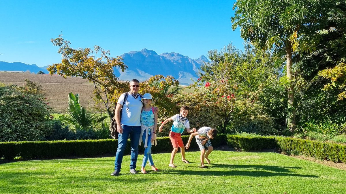 OneStopWander's tweet image. Family photos...
They say there's always one. Well for us, there are always two 😂🙄 We visited beautiful @NeethlingshofW on Saturday for divine wine pairings. More to follow but posting this "keep it real" gem in the meantime...

#familytravel #roadtrip #Twins