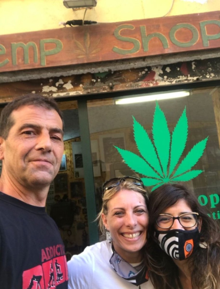 KannabiaGlobal's tweet photo. Le ragazze #Kannabia di viaggio in #Italia ... 🇮🇹

#hemp #KannabiaSeeds 🌱 #KannabiaTeam #seedstore #hempshop #canapalight #canapa https://t.co/HGorlM18pK