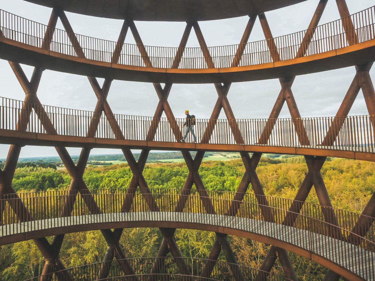 コペンハーゲンから車で南に1時間ほどの場所にあるCamp Adventureの森のタワーは、斬新な視点から木々の息吹を感じられるスポット🌳🌲🌳🌲🌳
📸© EFFEKT Architects. Photo: Daniel Villadsen