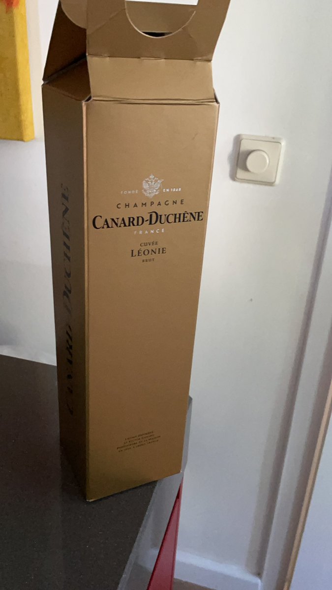 De fles ligt in de koelkast. Ik heb er vertrouwen in. Vandaag gaat de vlag uit. #examenuitslag