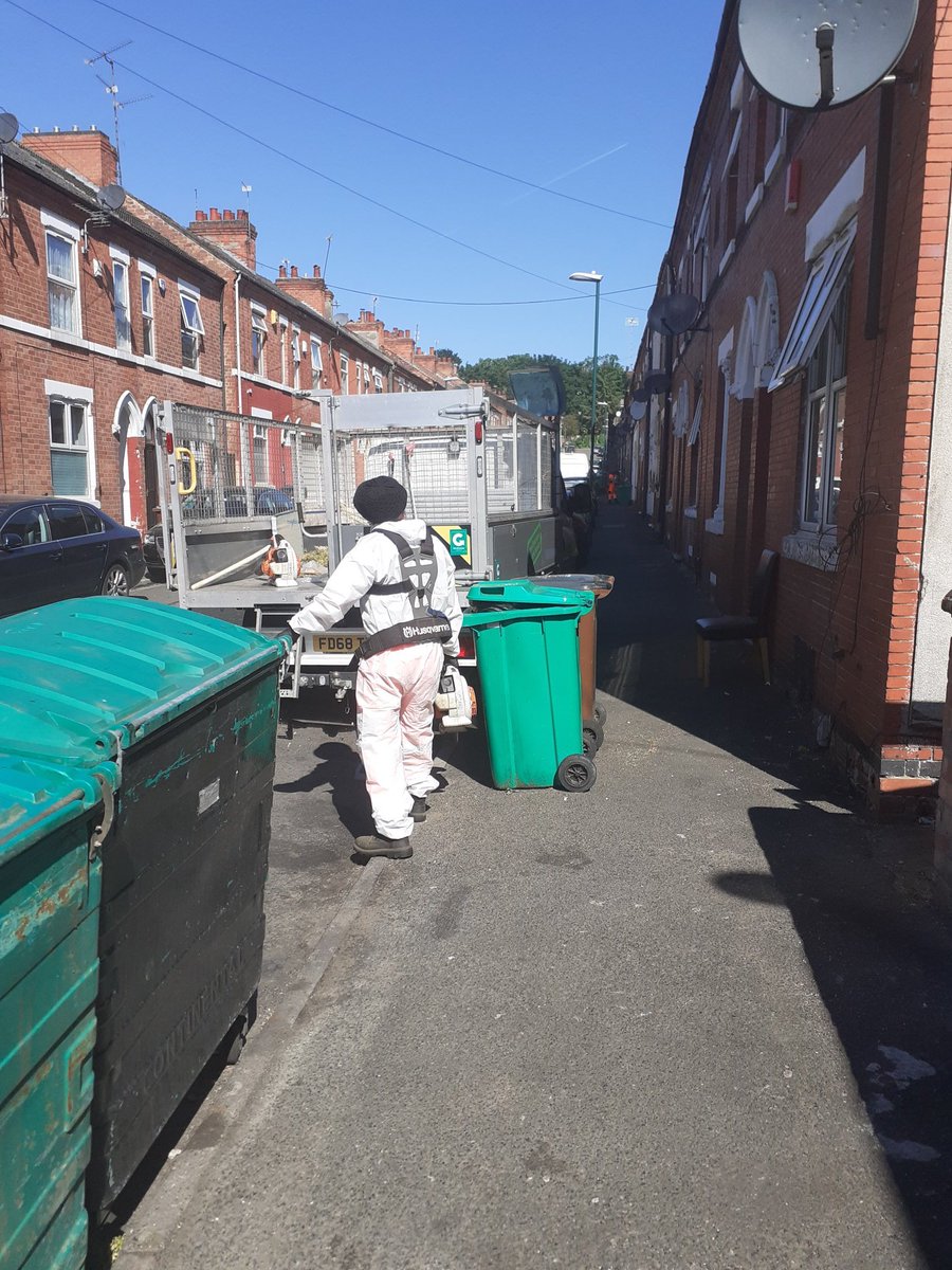 Great team cleaning Holbourn Avenue yesterday.  Really made a difference. @CllrDavidMellen <a href="/CllrNeghat/">Neghat Khan</a> <a href="/CllrGulKhan/">Gul Nawaz Khan</a> <a href="/RealmPublic/">Green Space & Natural Environment</a> @chidiegenti