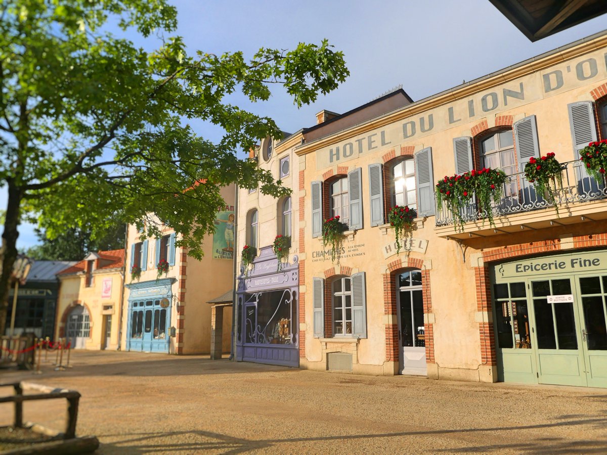 PuyduFou's tweet image. Les allées du Puy du Fou sont pour le moment bien vides… Plus que quelques minutes avant nos retrouvailles ! 😉 #PuyduFou2021