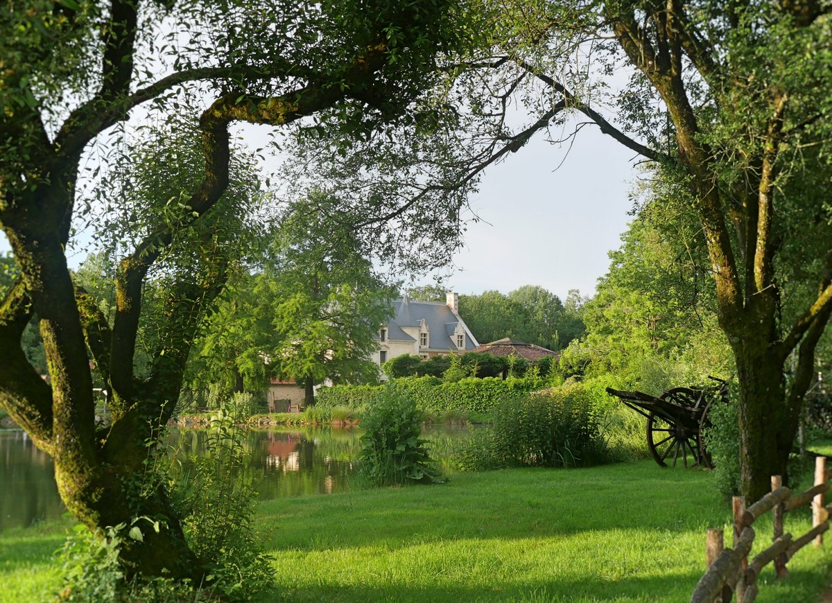 PuyduFou's tweet image. Les allées du Puy du Fou sont pour le moment bien vides… Plus que quelques minutes avant nos retrouvailles ! 😉 #PuyduFou2021