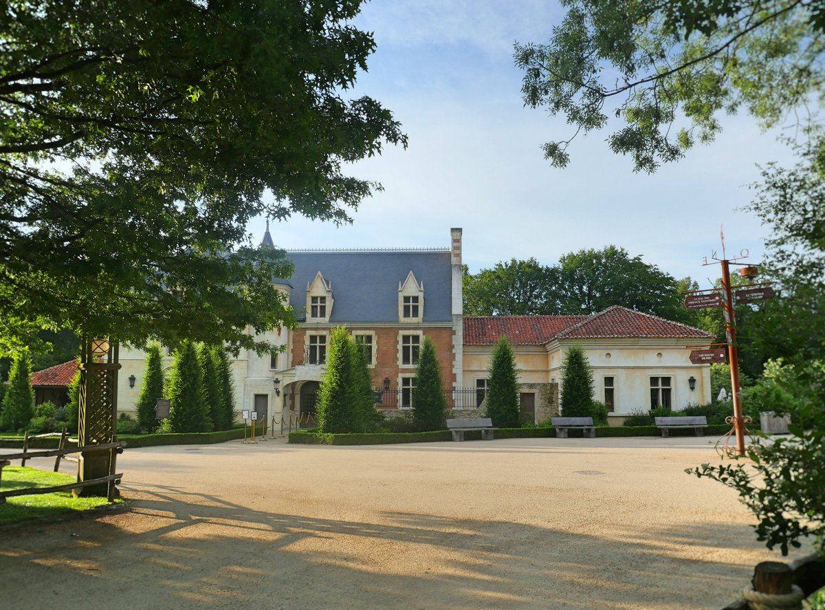 PuyduFou's tweet image. Les allées du Puy du Fou sont pour le moment bien vides… Plus que quelques minutes avant nos retrouvailles ! 😉 #PuyduFou2021