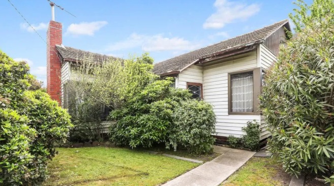 BrendoCasey's tweet photo. With property in most cities selling like hot cakes, it may feel like the perfect time to list your home – but there are things you should consider to fully maximise your return https://t.co/WsGWbBEL4d @realestate_au #propertyboom #reno @AusPropertyPro https://t.co/Xj8dM7Uwty