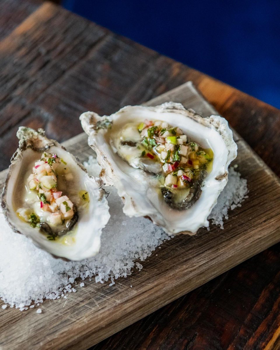 Our upstairs Champagne & Oyster Bar opens tonight! Join us from Thu-Sat evening, and treat yourself to a pair of these @porlockbay: Served with chef Dave’s signature oyster dressing of Apple & Tarragon, they taste just as good as they look…

#oysterbar #freshoysters #champagne
