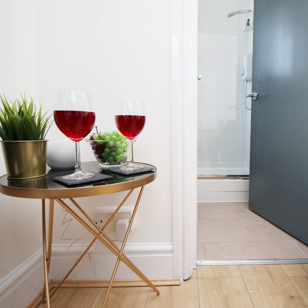 🎊 We now have a total of 7 units in Chepstow Road, Newport! Our newest addition is this charming studio flat that is perfect for a solo traveller or "work-cation" 😉

 staybc.co.uk