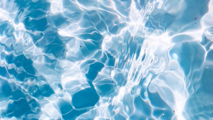 #画像だけで夏を感じさせる選手権 

真夏の太陽に光るプールの水 