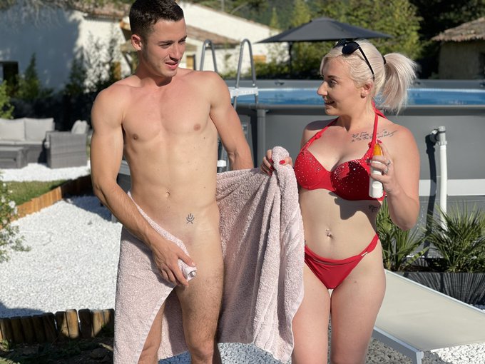 Louanne s&rsquo;envoie en l&rsquo;aire avec le fils des voisins pendant que son mari travaille  Il n&rsquo;a pourtant que<a href="/tag/milf"class="tags"><span>#milf</span></a><a href="/tag/mature"class="tags"><span>#mature</span></a><a href="/tag/voisin"class="tags"><span>#voisin</span></a>