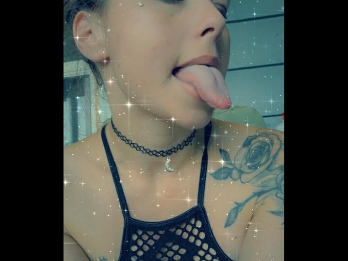 I'm online right now on Skyprivate - pay-per-minute system for Skype live shows. Call me right now in