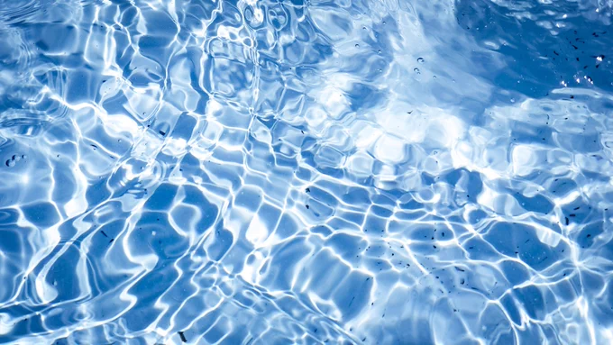 #画像だけで夏を感じさせる選手権 

真夏の太陽に光るプールの水 