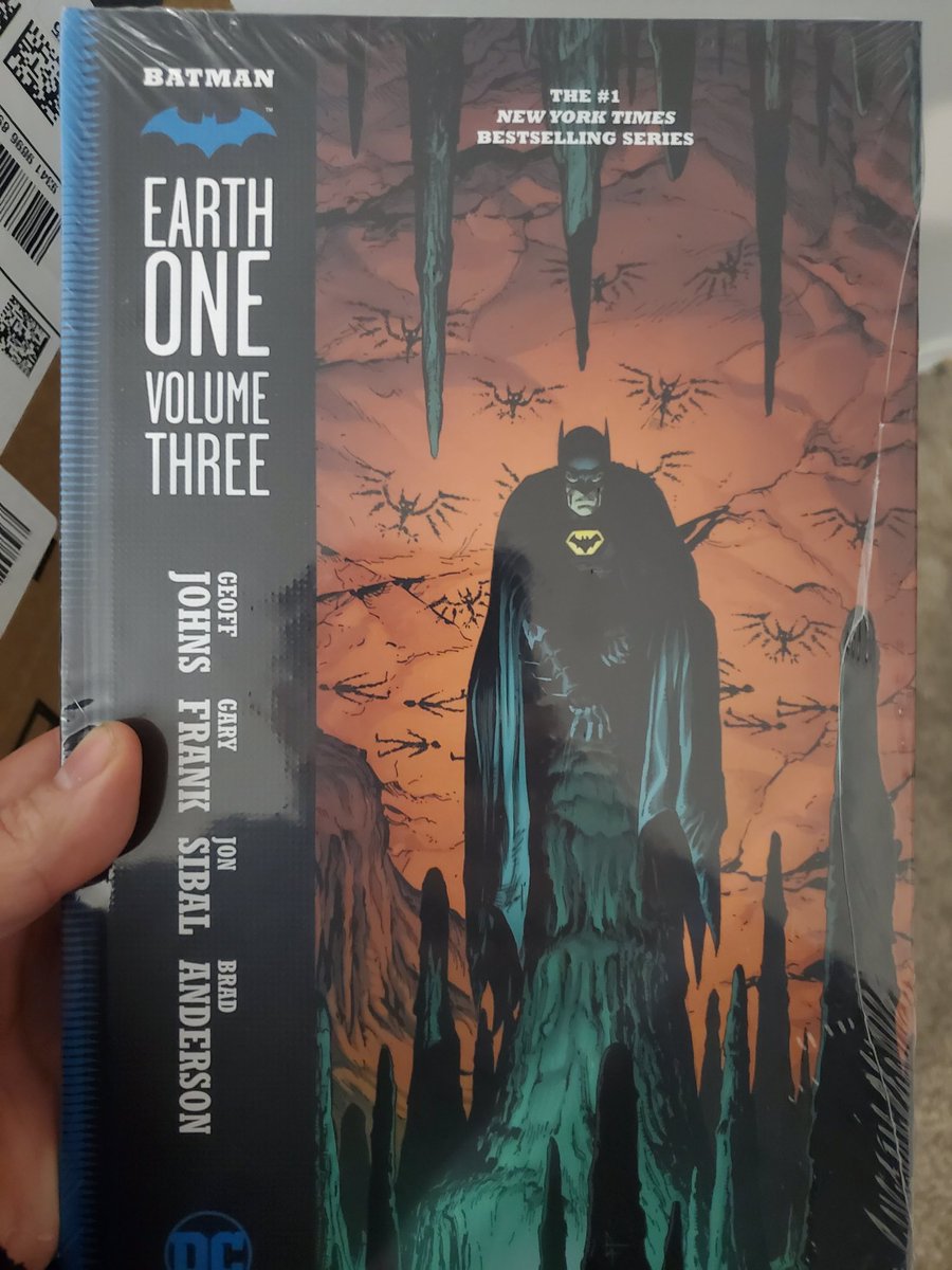 ArchiveGaming3's tweet photo. Its finally here! #geoffjohns #dccomics #Batmanearthone #batman #garyfranks https://t.co/dwaeHSGQoj