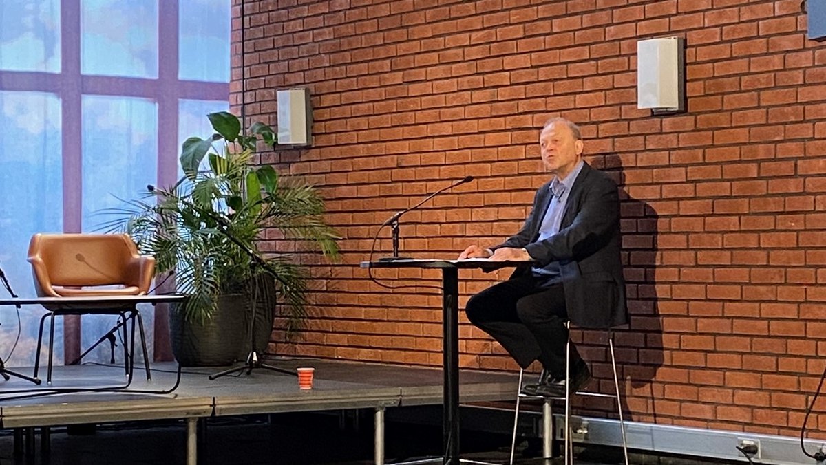 C-REX (@crexuio.bsky.social) (@crexuio) on Twitter photo KONFERANSE PÅGÅR. "Et mangfoldig og bredt kunnskapsgrunnlag gjør oss som samfunn bedre rustet til å forebygge og møte utfordringer knyttet til høyreekstrem vold og terror" sier <a href="/CrexUiO/">C-REX (@crexuio.bsky.social)</a> senterleder <a href="/ToreBjorgo/">Tore Bjørgo</a>. Følg direktesendingen her: sv.uio.no/c-rex/aktuelt/… KONFERANSE PÅGÅR. "Et mangfoldig og bredt kunnskapsgrunnlag gjør oss som samfunn bedre rustet til å forebygge og møte utfordringer knyttet til høyreekstrem vold og terror" sier <a href="/CrexUiO/">C-REX (@crexuio.bsky.social)</a> senterleder <a href="/ToreBjorgo/">Tore Bjørgo</a>. Følg direktesendingen her: sv.uio.no/c-rex/aktuelt/…