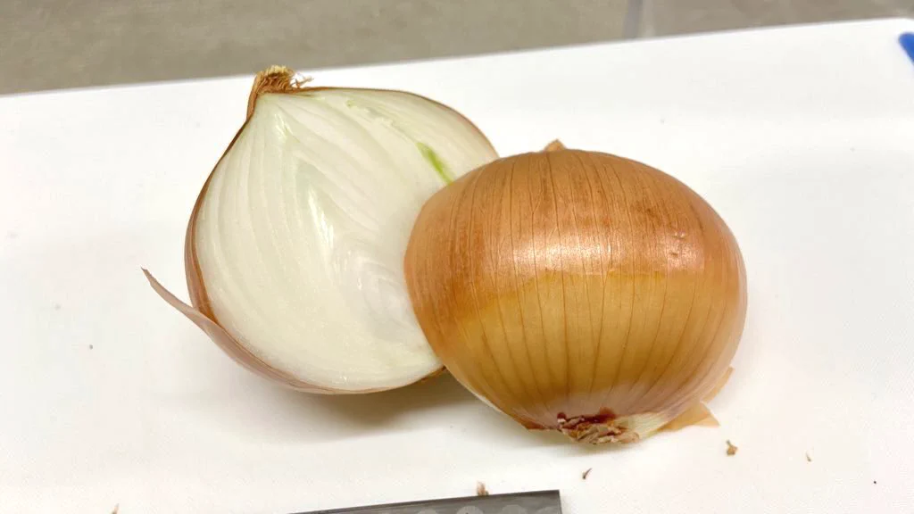 覚えておくと便利かも！玉ねぎの皮を簡単に剥く方法！