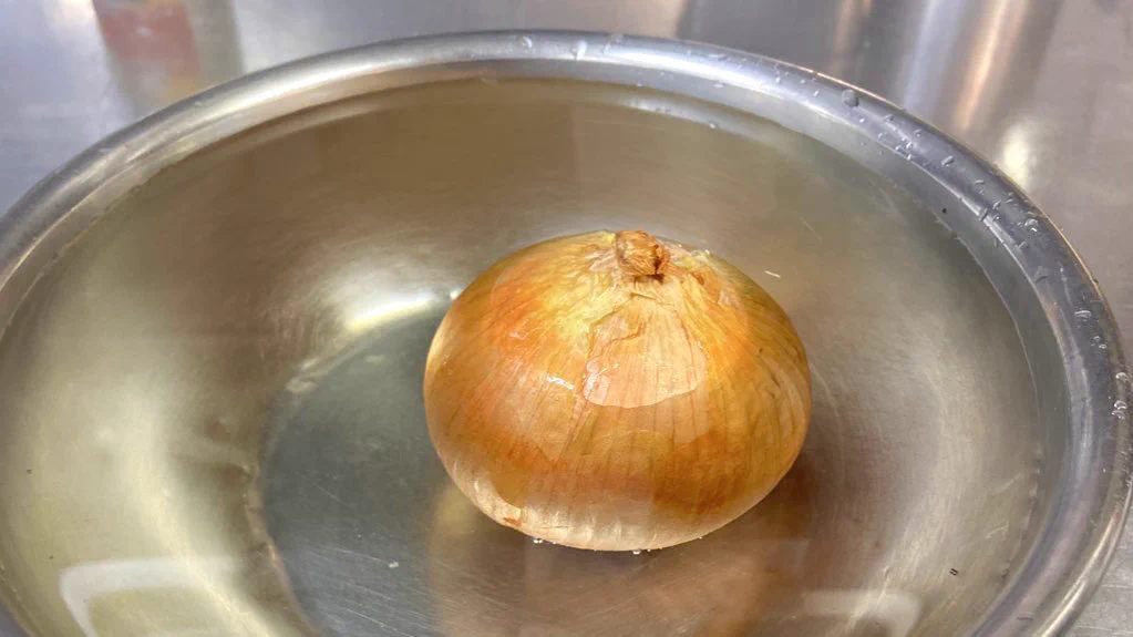 覚えておくと便利かも！玉ねぎの皮を簡単に剥く方法！