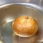 覚えておくと便利かも!玉ねぎの皮を簡単に剥く方法!
