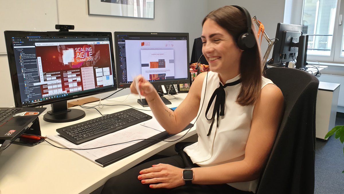 summitcle's tweet image. Warum ist Pauline so gut gelaunt? Weil in einer halben Stunde der #sasummit2021 startet! 🧡🎉🧡

Den Anfang machen heute Dirk Jonas (@HDI Systeme AG) und @irene_kuhn (@andrenaobjects)! Wir sind schon gespannt!

#softwareforen #weloveIT #agile