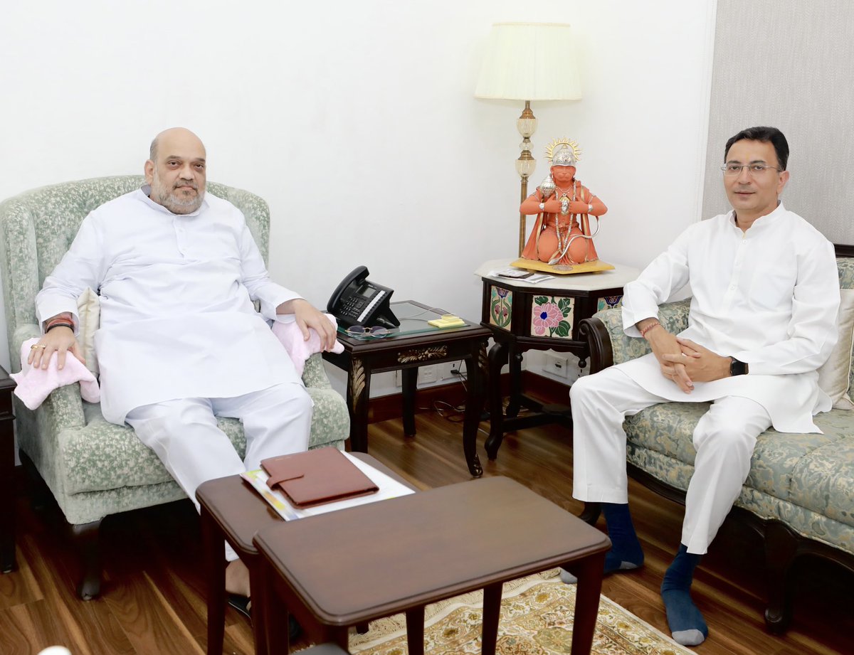 Vote4Jitin's tweet photo. माननीय श्री @JitinPrasada जी आपको भाजपा परिवार में नई राजनीतिक पारी के लिये शुभकामनायें🙏🙏 https://t.co/DWUyjG6iUZ