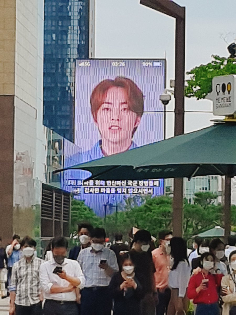 littlexiunshine's tweet photo. Wanna know how it feels seeing a BIG XIUMIN while you’re walking down the streets of south korea. https://t.co/GY3Y0DByY3