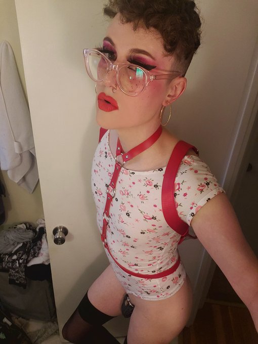 Anyone want to help expose me to random guys on grindr? Looking for someone a little creative here. Dm
