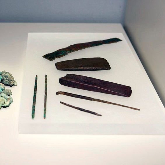 Museo_Almeria's tweet photo. #EurekaMW #YaEstáAquíLaMetalurgia #MuseumWeek
¿Cómo eran estos primeros productos metalúrgicos una vez finalizado el proceso? 
Se caracterizan por sus formas simples y repetitivas,
con poca variedad tipológica: hachas, hojas de puñal, cinceles ...
sigue... https://t.co/UGBcWSp7db