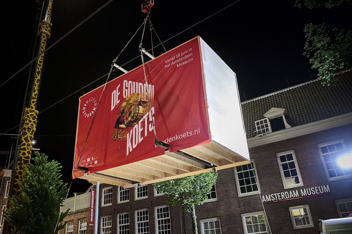 Afgelopen nacht is de gerestaureerde Gouden Koets over het dak van het Amsterdam Museum getakeld. De 2800 kilo wegende koets is vanaf 18 juni 2021 tot en met 27 februari 2022 te zien in de tentoonstelling ‘De Gouden Koets’. koninklijkhuis.nl/actueel/nieuws…