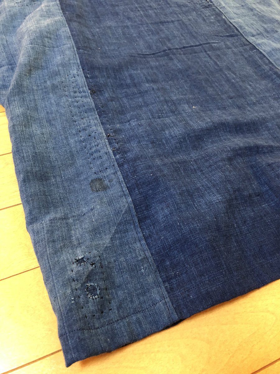 こけし刺繍と消しゴムハンコ ダメージ が強い 古布 を繕って作りました 色合いの違う布を合わせる作業も楽しいです チクチク も楽しい ダメージ好きにはたまらない服ができました こけし刺繍と消しゴムハンコ ハンドメイド 古布 リメイク