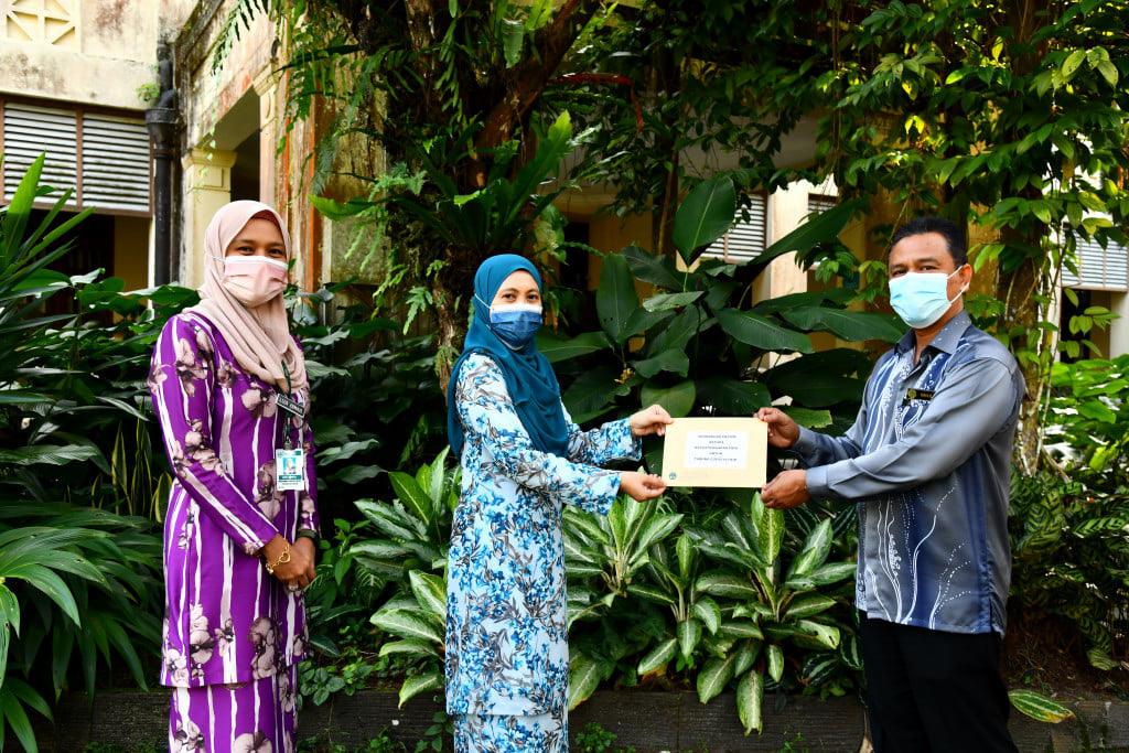 FRIMKepong's tweet photo. Ahli-ahli #PerkumpulanWanitaFRIM (#PWFRIM) telah memberi sumbangan RM500 kepada Tabung #COVID19 @FRIMKepong yang bertujuan meringankan beban kakitangan FRIM yang terkesan secara langsung akibat wabak #COVID19.
#FRIMPrihatin #FRIMCares #LindungDiriLindungSemua
#KitaJagaKita https://t.co/gvFXEAUAGv