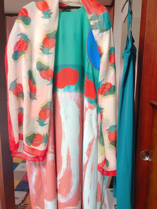 最高だから見て!!!!!!!!!!!!!!!!!!!!妹の結婚式で切るのに、コシノヒロコのワンピースとスカーフ買いました!!!!!!!!!!!!!!!!素晴らしい!!!!!!!!!!!!

いくらしたと思う?!!こんな高価なワンピース生まれて初めてかったよ!!!!!!!!!!!!最高だけど!!!! 