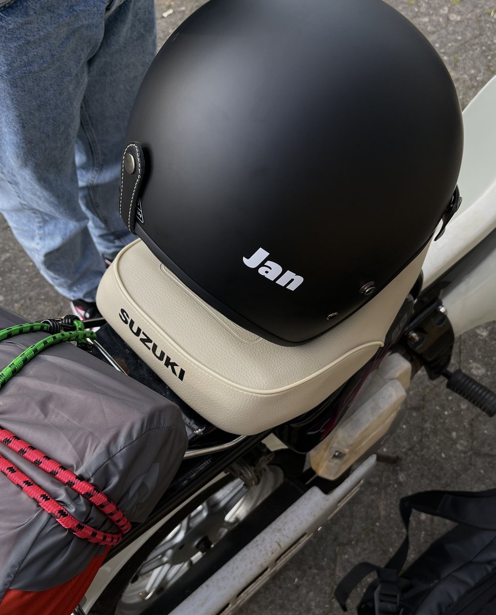 Vi er taget på knallertferie! <a href="/KrisKulmbach/">Kristian Kulmbach</a> har lånt sin mosters gamle Suzuki FZ50 fra 1997 🔥 Jeg endte selvfølgelig med en dum scooter i sidste øjeblik. På 3 dage kører vi Fyn rundt og sover i shelters 🛵