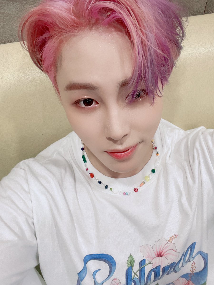 HSW_officialtwt's tweet photo. [☁]
⠀
첫 방송 무대부터 청량미 뿜뿜 + 센스있는 엔딩 포즈 보여준 구르미의 ‘스니커즈 (Sneakers)’ 무대 잘 보셨나요? 😆
앞으로도 함께 달려주세요 💜💙💛

#하성운
#HASUNGWOON
#Sneakers
#스니커즈
#엠카운트다운 https://t.co/5VqEC9OucF
