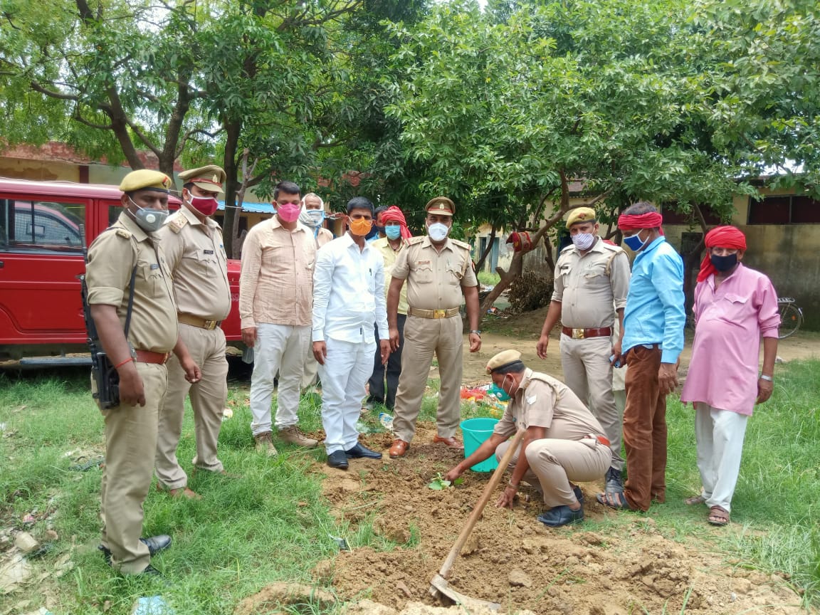 DeoriaPolice's tweet photo. #spdeoria के निर्देशन में #वटवासिनी_पूजन के शुभ अवसर पर @bhatparpolice द्वारा थाना भाटपाररानी परिसर में वटवृक्ष का पौधारोपण किया गया। 
@Uppolice
@AdgGkr
 @diggorakhpur https://t.co/XPt6NRdVKD