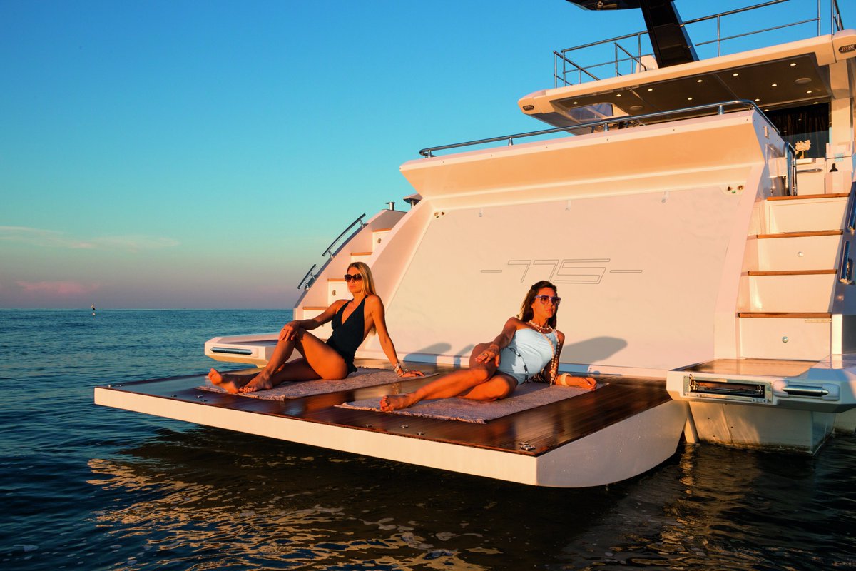 AzimutYachtsTH's tweet photo. The vastness of the ocean, the spectacle of the waves and sky help unwind your body and soul and leave you happy to be exactly where you want to be-far from everything and suspended over crystal clear waters.
#AZIMUT77S #AZIMUTYACHTTHAILAND #Thailand
#azimutyachts #yacht #travel https://t.co/fzffit0jiJ