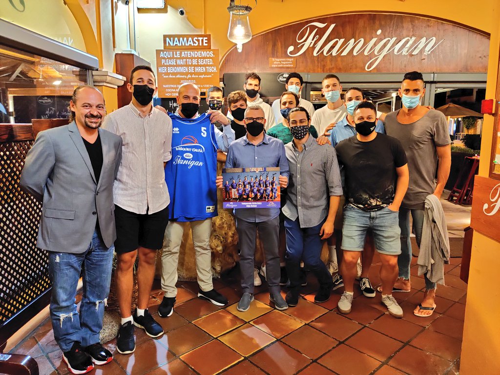 basquetcalvia's tweet photo. 🍽️ La plantilla del #FlaniganCalvià cerró la temporada con una cena de equipo en la casa de nuestro patrocinador, @flanigan_es 

🖼️ Obsequiamos al restaurante con una camiseta conmemorativa por los cinco años de patrocinio y un póster firmado

👏 Muchas gracias por el trato https://t.co/VwnczK0Rha