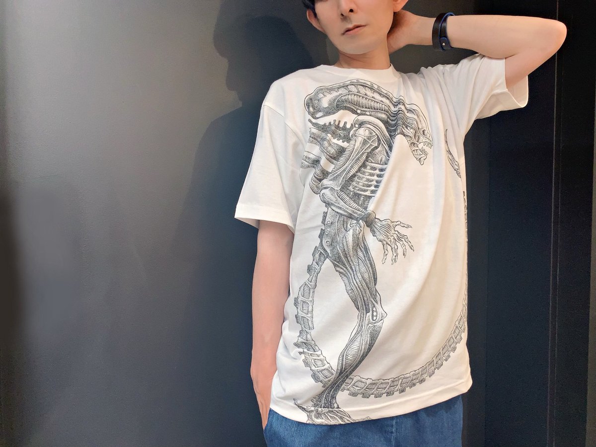 Prime1Studio's tweet photo. 【新宿ショップ情報】
#ジェットリンク さんの #エイリアン Tシャツのご紹介です👕
店長をそそのかしてその気にさせてアパレル感溢れる写真を目指してみました😎📸
※LLサイズ着用　価格￥7,150(税込)
#prime1studio #プライム1スタジオ #galleryshop #P1S_GS #alien #jetlink https://t.co/XKPY1E5c7M