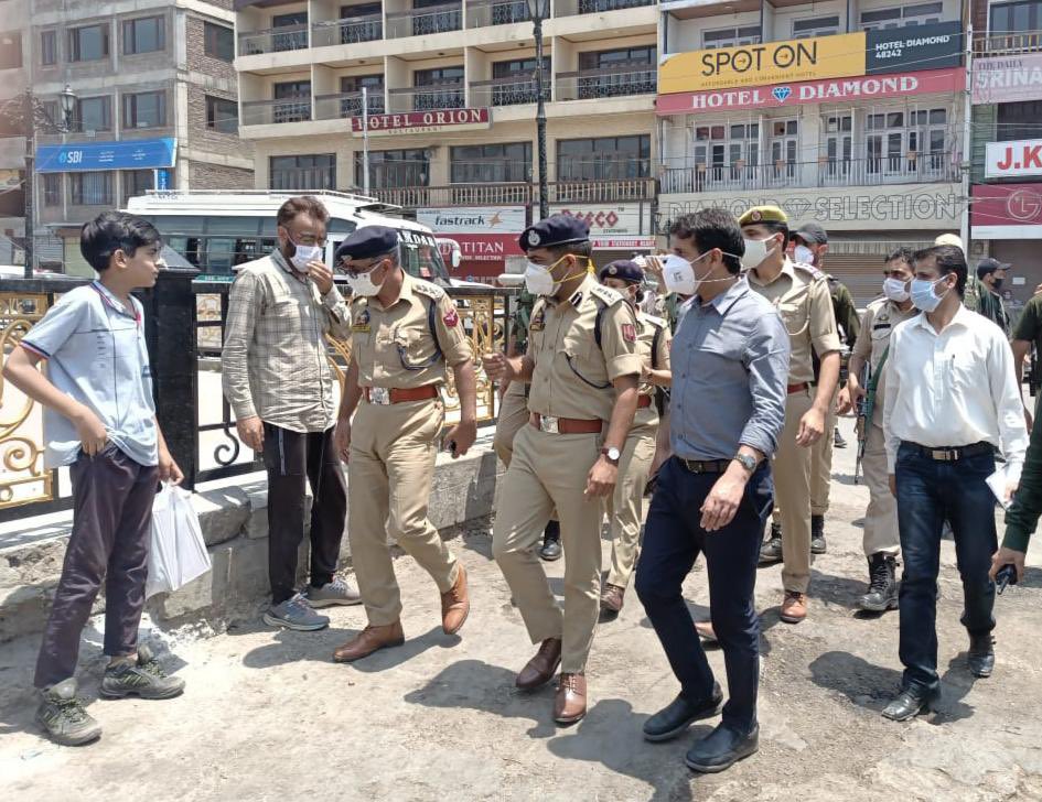 SrinagarPolice's tweet photo. DC and SSP Srinagar took a round of Srinagar city for enforcement of Covid-19 mask protocol. A special drive has been launched to fine violators. #maskup @OfficeOfLGJandK 
@jmukmrpolice @kashmirpolice @nitishwarKumar @Sandeep_IPS_JKP @AsadamAijaz https://t.co/bwnheFhMLl