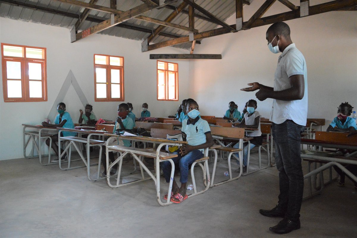 Before UN-Habitat began building resilient schools in the northern province of #Mozambique, children were forced to leave school or study standing up when it rained. With support from the <a href="/WorldBank/">World Bank</a> over 100,000 children now have access to #education
🧑‍🎓👉bit.ly/3iwzv5o