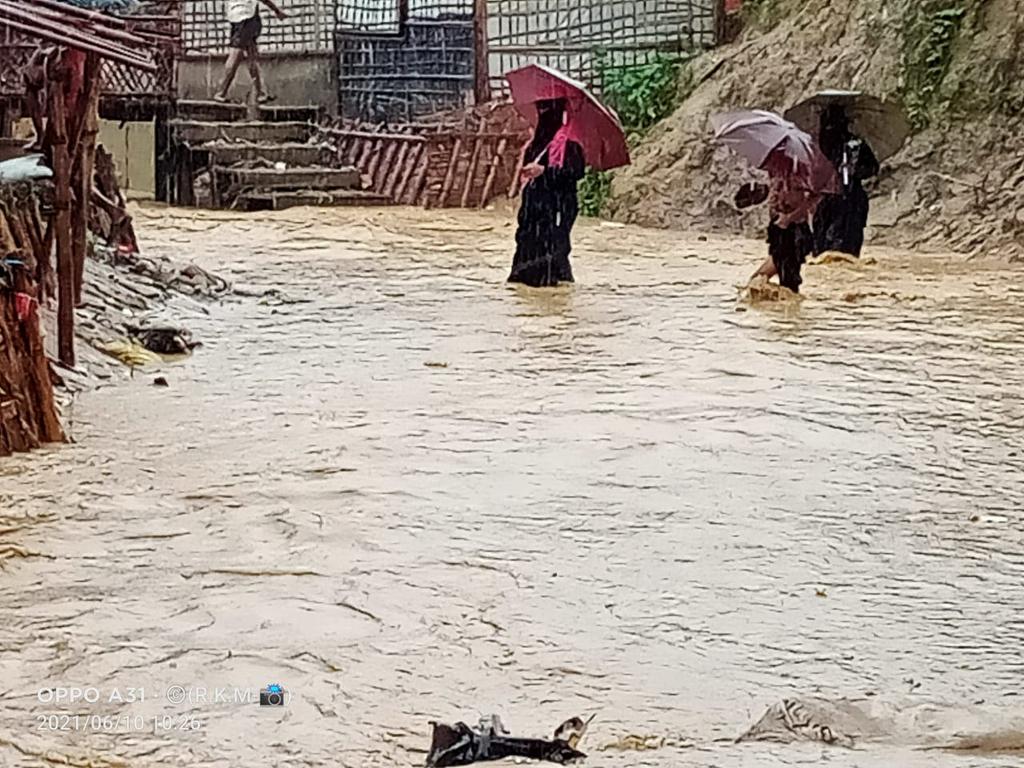 Rohingya_Camp's tweet photo. #Rohingya Refugees facing very difficult because of a big water between Camp 8W and Camp 8E which connected to the Modur Chora river has been blocked during the rain due to poor maintenance on the canal system.
#RYAMedia
Location: Camp 8E, Sub Block B67, B42
๐ท by Ro Kyaw Myint https://t.co/hiU02YeOcV
