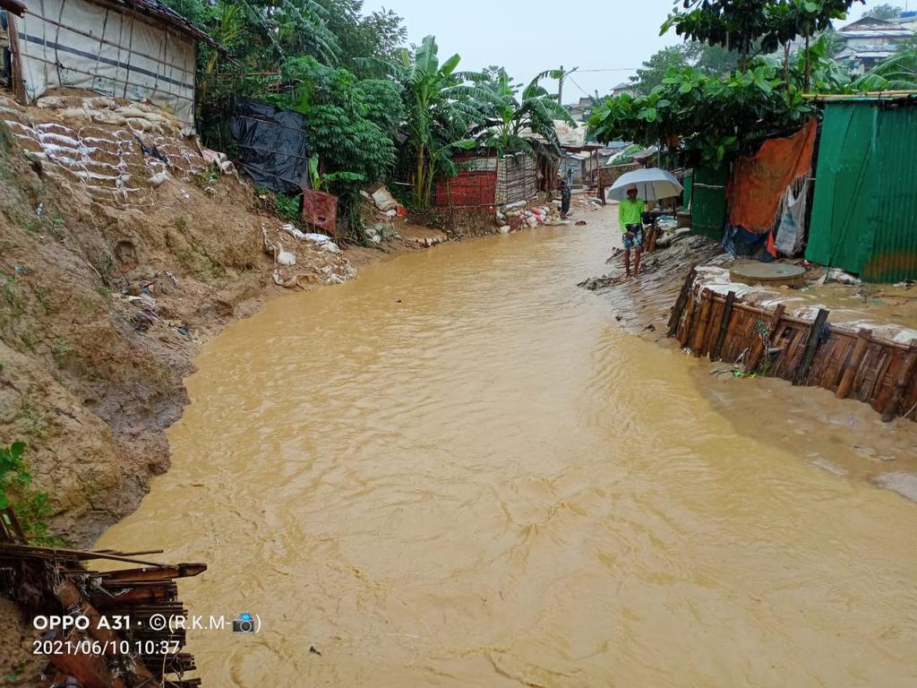 Rohingya_Camp's tweet photo. #Rohingya Refugees facing very difficult because of a big water between Camp 8W and Camp 8E which connected to the Modur Chora river has been blocked during the rain due to poor maintenance on the canal system.
#RYAMedia
Location: Camp 8E, Sub Block B67, B42
๐ท by Ro Kyaw Myint https://t.co/hiU02YeOcV