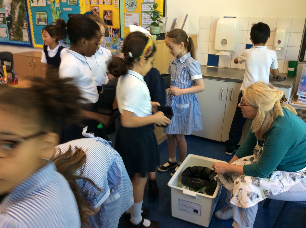 BSNJSV's tweet image. #JSVY3 beginning a plant investigation. How much space does an onion need? We must make sure we only change one variable.