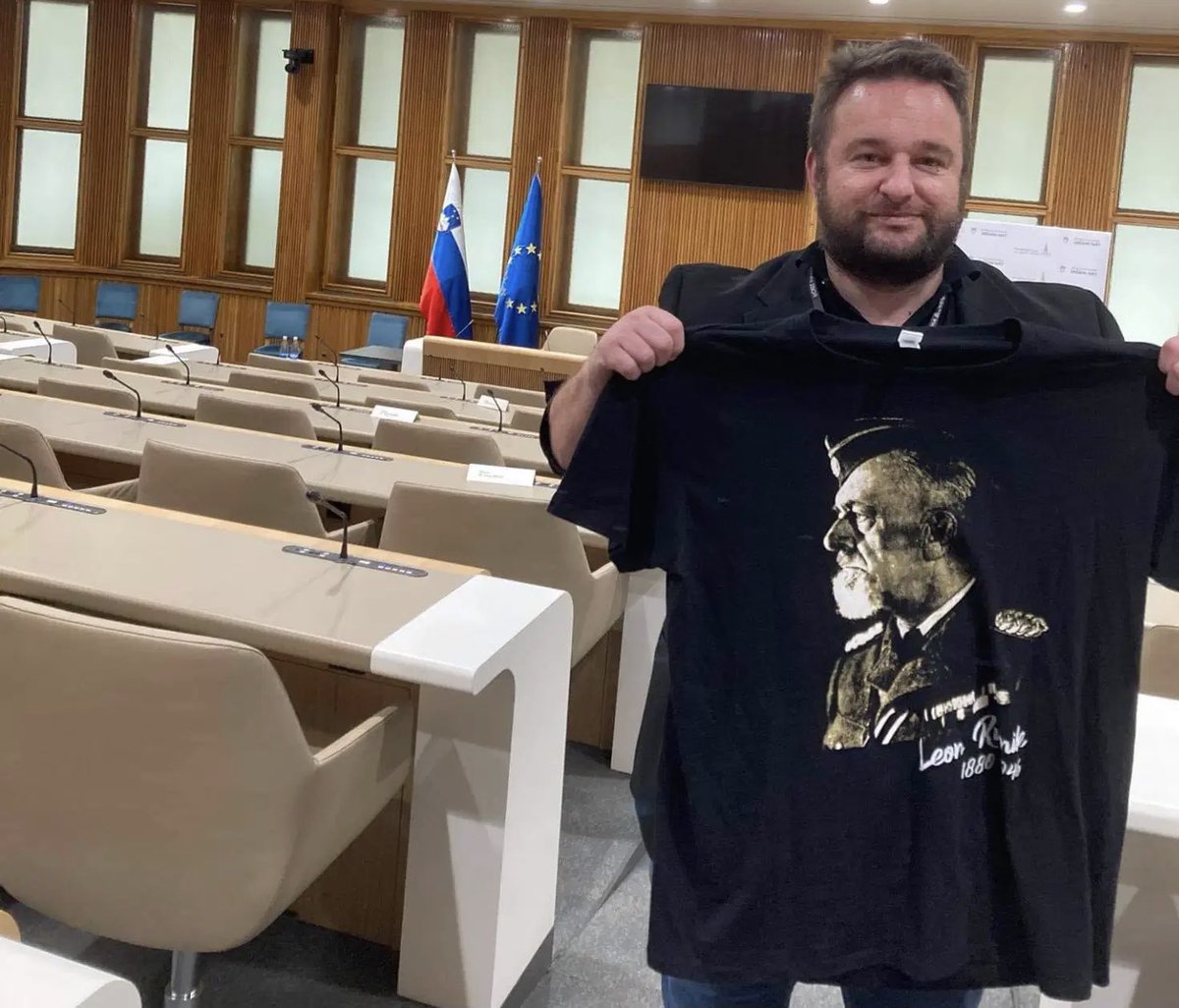 ABratusek's tweet photo. Kljukasti križi na MK so odraz podpornikov vlade, ki v hramu demokracije paradirajo z majico Leona Rupnika in namesto @STA_novice ustanavljajo NTA - fašistično tiskovno agencijo. Danes se čudijo, zakaj je nekdo, popolnoma neprimerno porisal MK. #alternativa @StrankaSAB❤️💙 https://t.co/Yu8L922uY0