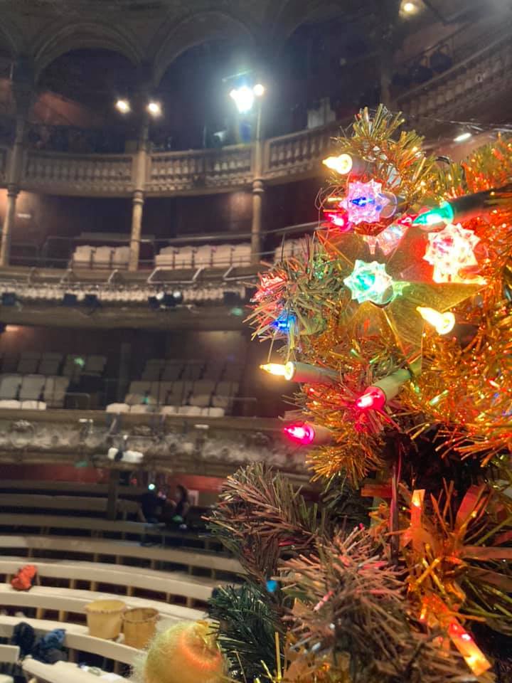 Noël avant l’heure ! 🤩🎄
Les Chiens de Navarre débarquent dès demain pour présenter, jusqu’au 4 juillet, « Tout le monde ne peut pas être orphelin ».

bouffesdunord.com/fr/la-saison/t…