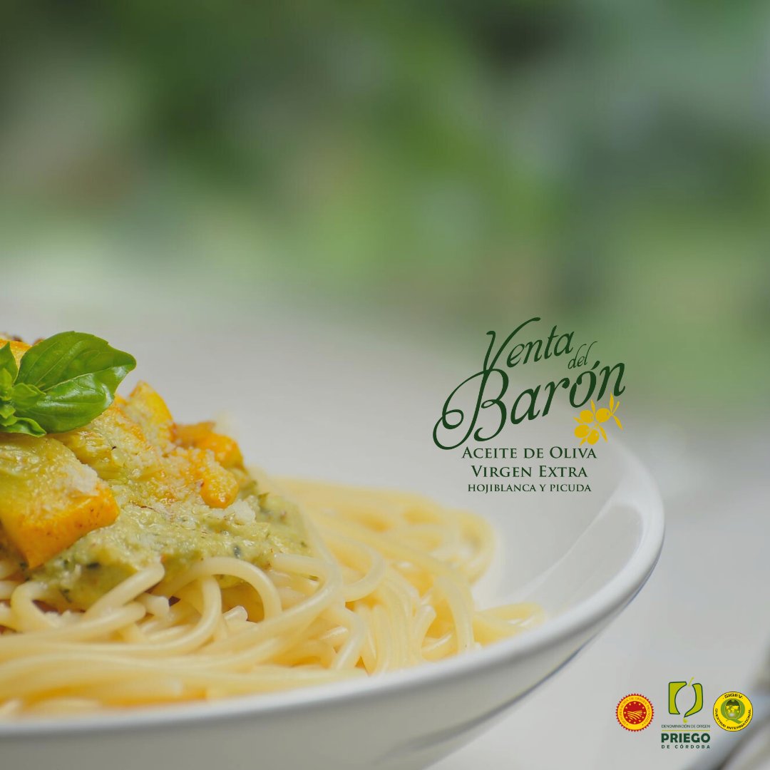 Hay una receta de pasta italiana, con origen en Nápoles según tenemos entendido, que no se nos va de la cabeza. Esta receta, que en italiano suena tan bonito, es la de espaguetis aglio e oleo, y en español, aunque no suena igual al pronunciarla, sabe del mismo modo 😉