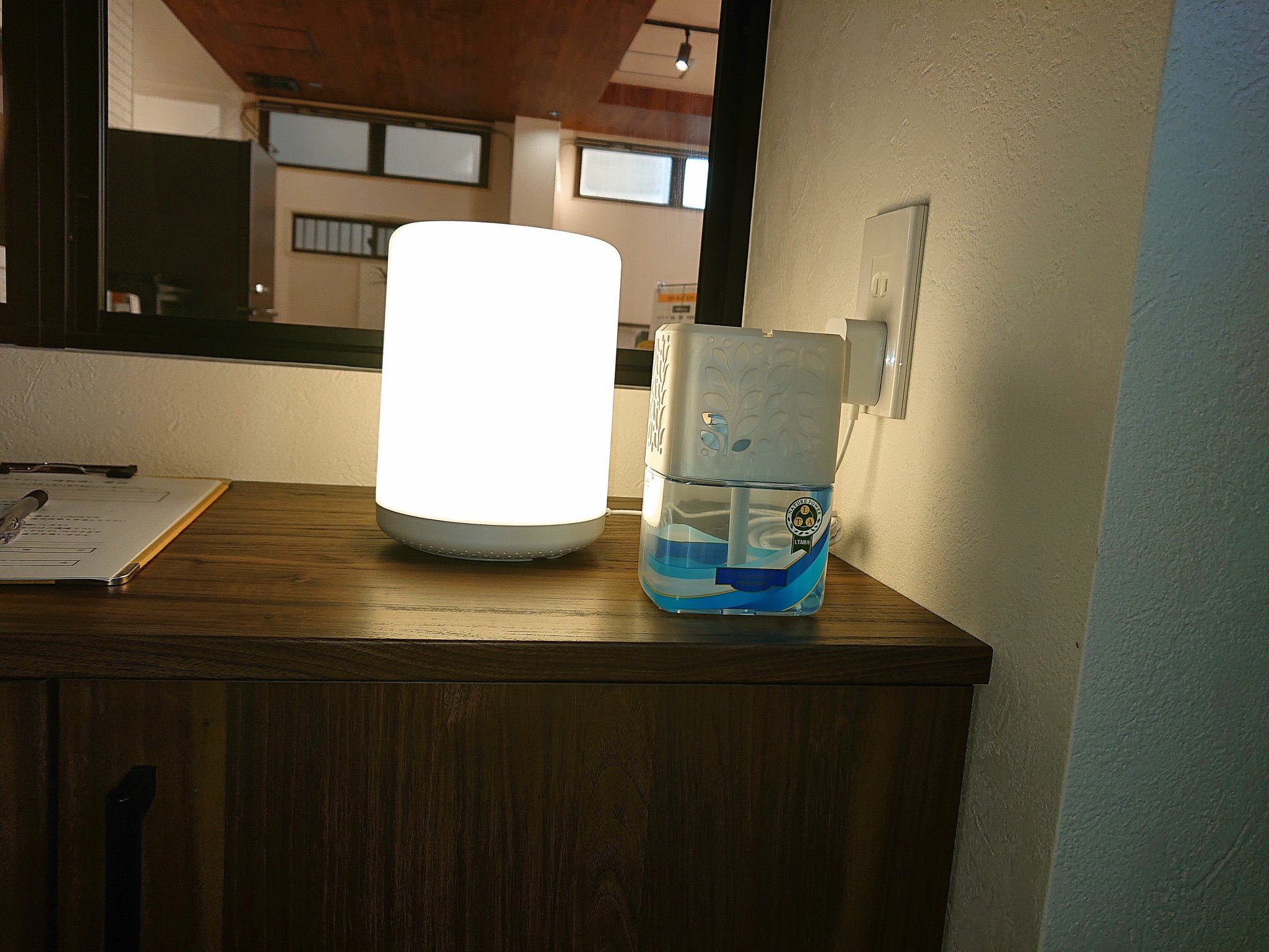 彦根コワーキングスペース 1st Base 玄関を開けていると虫がけっこう入ってくるので 虫コナーズ的なもの を室内と室外につけました 効果はいかに 本物の虫コナーズです 虫が嫌い T Co Fwgegx4nwl Twitter