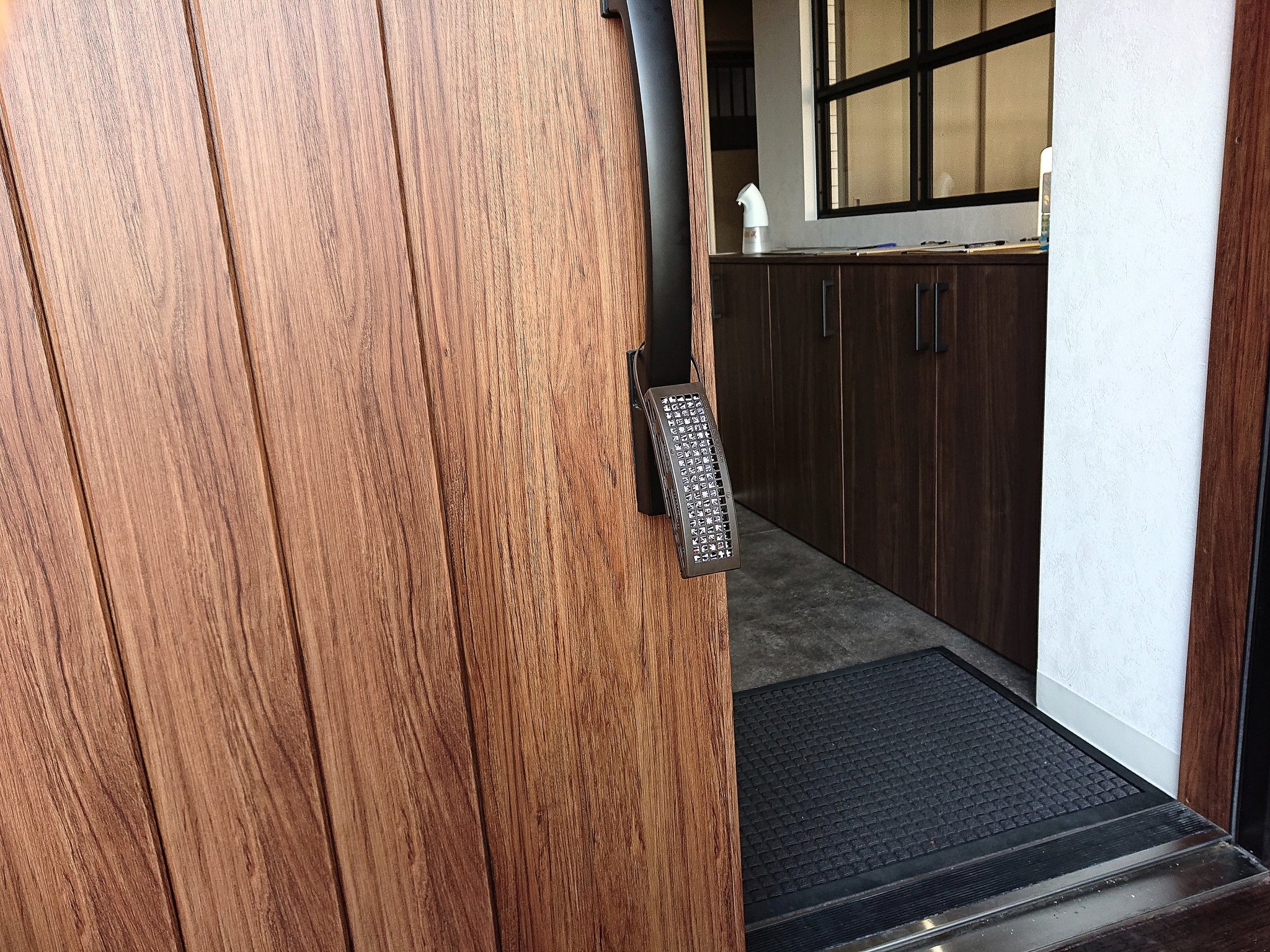 彦根コワーキングスペース 1st Base 玄関を開けていると虫がけっこう入ってくるので 虫コナーズ的なもの を室内と室外につけました 効果はいかに 本物の虫コナーズです 虫が嫌い T Co Fwgegx4nwl Twitter