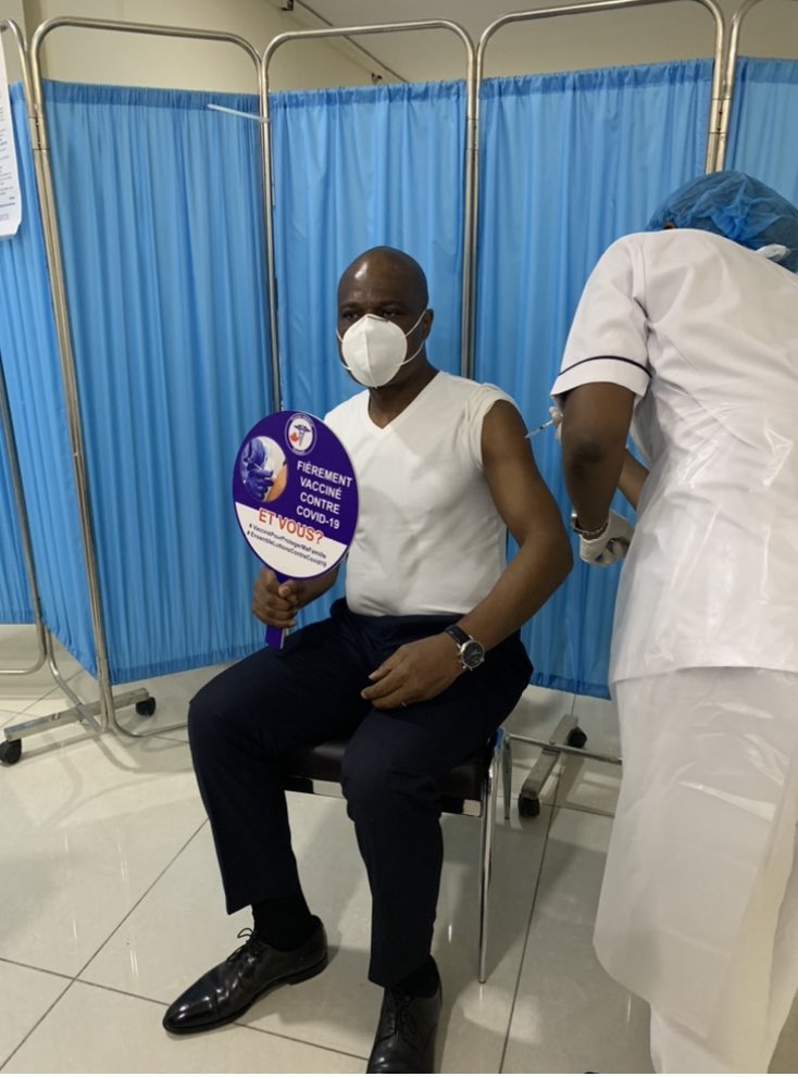 MartinFayulu's tweet image. En toute responsabilité, j’ai été vacciné contre la COVID-19 ce matin à Kinshasa. Bien que le vaccin ne soit pas obligatoire, je recommande néanmoins aux congolais de se faire vacciner pour se prémunir de la #COVID19.