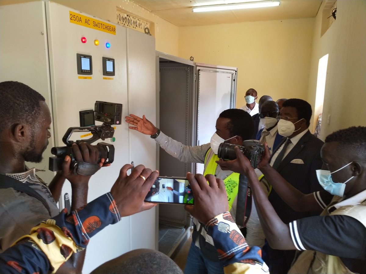 Jmchataigner's tweet photo. J'ai inauguré hier avec le vice-gouverneur #HautUele #RDC les centrales solaires de #Faradje et #Tadu financées par @UEenRDC dans le cadre d'un partenariat avec le Parc National de #Garamba l'@IccnRdc et #Nuru pour permettre l'accès à l'électricité de 10 000 foyers dès 2021. https://t.co/K85I82Tmlk