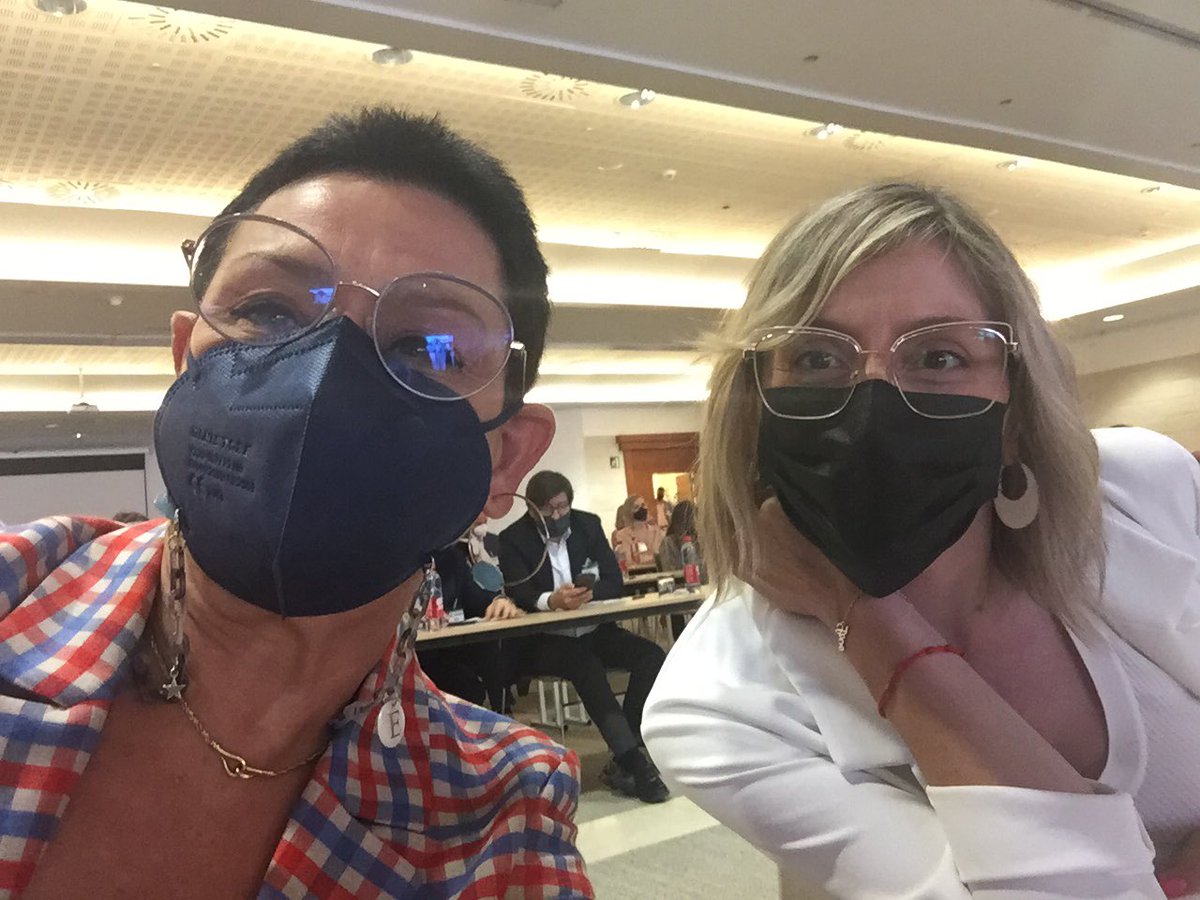 EstherCSCS's tweet photo. En el encuentro #eresturismo organizado por @AVEmpresarios y @APDasociacion en #benidorm escuchando claves, evolución y futuro del turismo, nuestro principal motor de la economia en la Comunidad Valenciana. Fuerza a un sector valenciano refente en la economia mundial !! https://t.co/W1r1mDfPSj