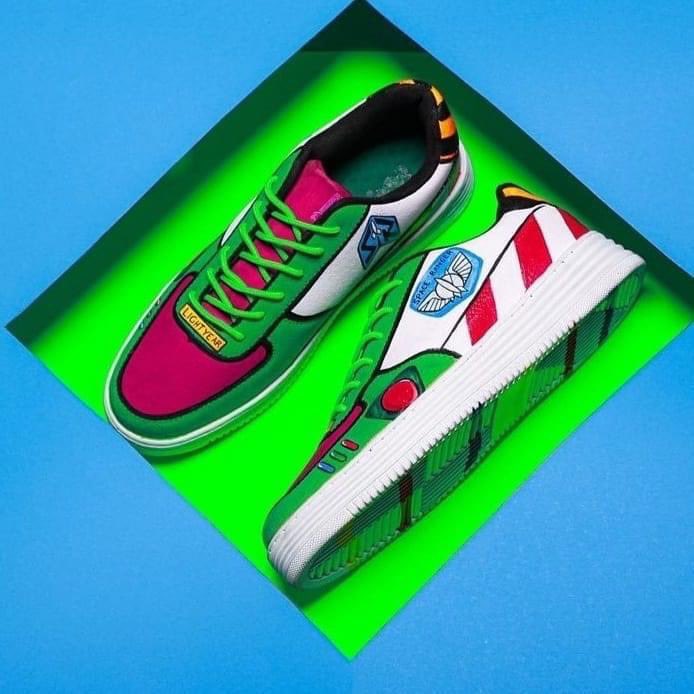 BLACKFAFF's tweet image. If your sneakers were toys
@bathu_sa = Buzz Lightyear