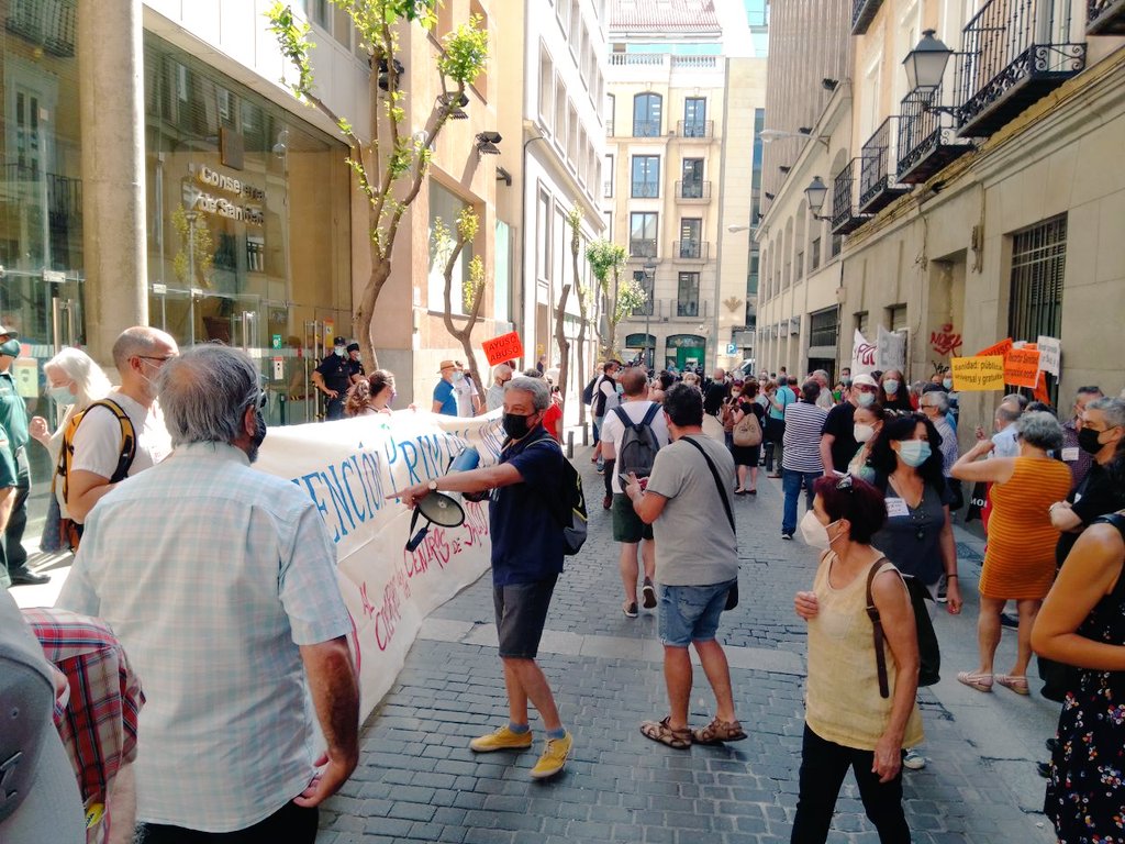 📸#DIRECTO | Arranca la concentración frente a la Consejería de Sanidad de #Madrid en rechazo del cierre de más de 40 Centros de Salud.

🗣"Sanidad Pública no se vende, se defiende".